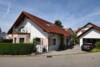 Großzügiges Einfamilienhaus mit ELW in schöner Lage von Baindt - Strassenansicht mit Garage