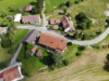 Bauernhaus mit landwirtschaftlichen Flächen in idyllischer Lage von Oberschwaben - Luftbild Bauernhaus