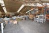 Multifunktionale Produktionshalle mit Büroflächen in Vogt - Hallenansicht mit Rampe