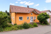 Vielseitiges Zweifamilienhaus mit Büro und Werkstatt bei Schlier - Hauszugang