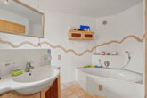 Werkstatt - Büro - Wohnen: Vielseitiges Mehrfamilienhaus bei Schlier - Badezimmer mit Badewanne
