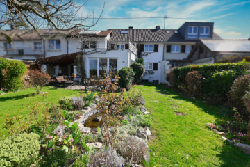 Geschmack­voll sanier­tes Dop­pel­haus mit gro­ßem Gar­ten in Weingarten, 88250 Weingarten, Doppelhaushälfte